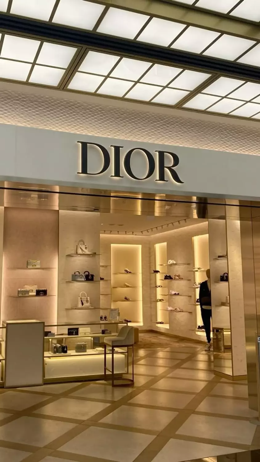 🌐 Dior: The Epitome of Luxury and Innovation in Fashion 2