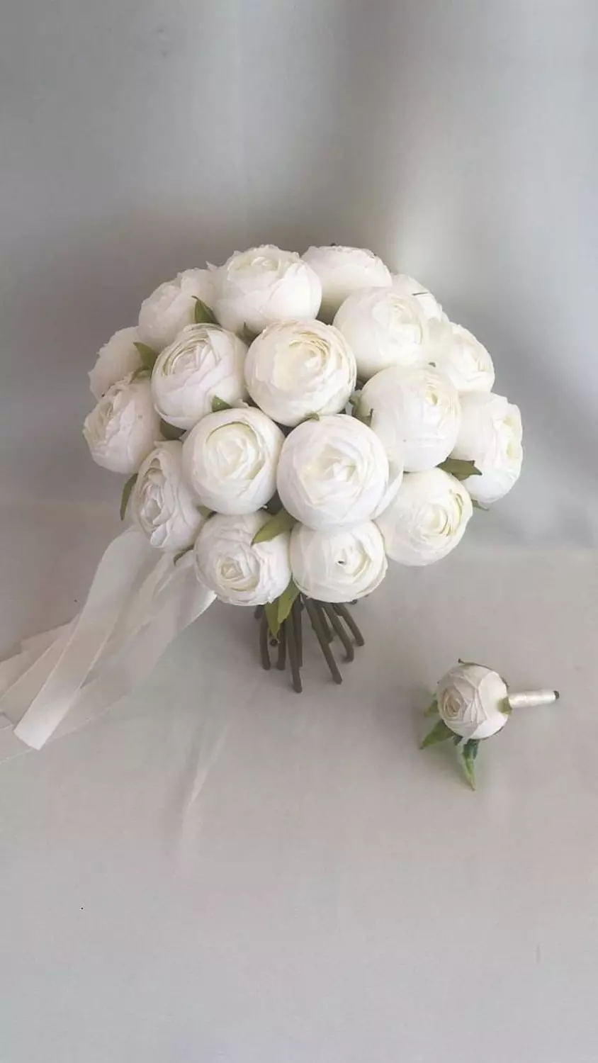 A stunning white bridal bouquet 2 1