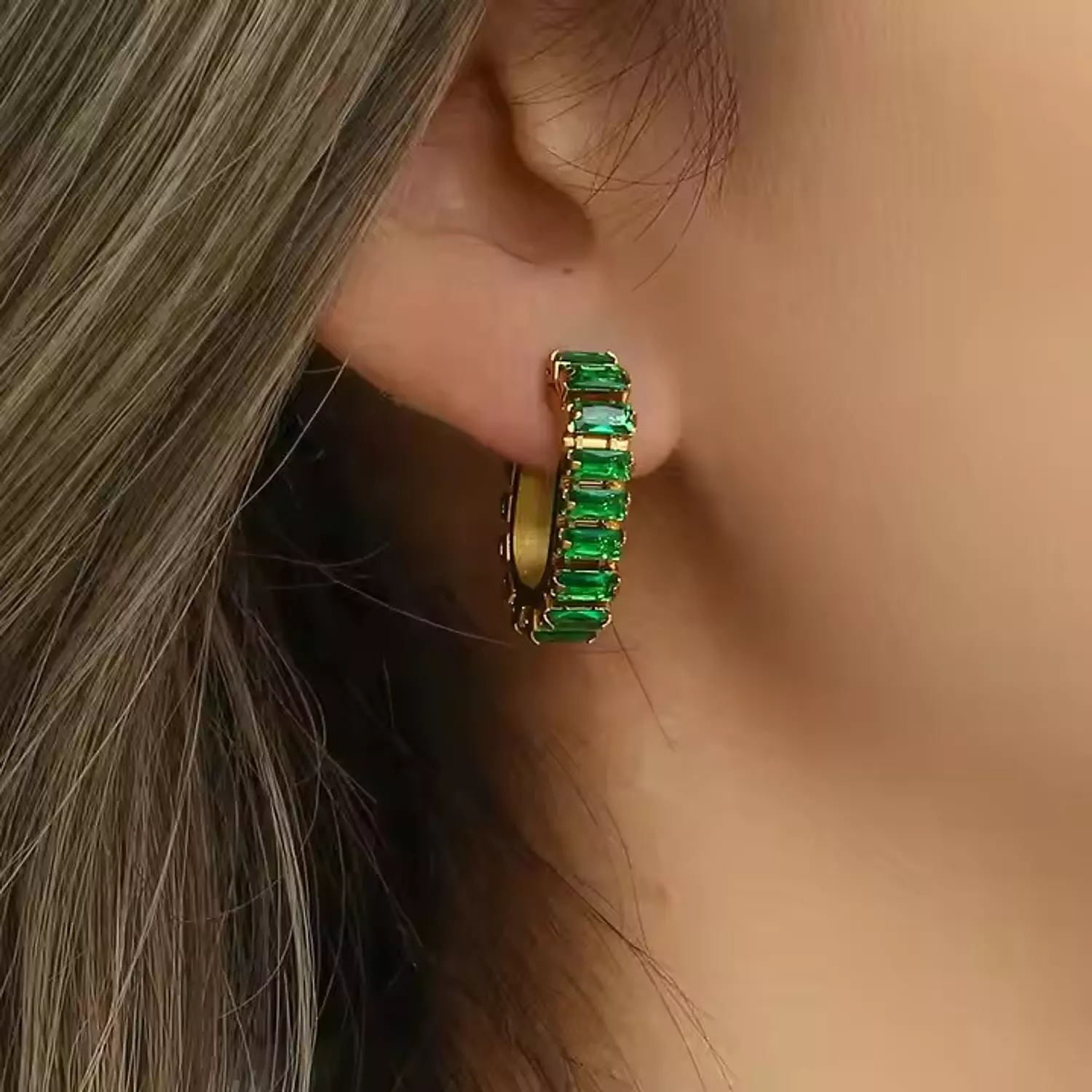 Emerald green earrings image