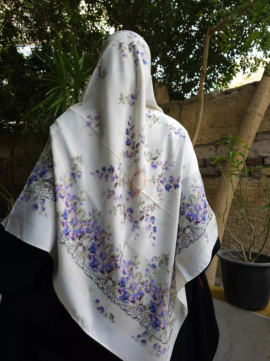 حاشا لِحُسنك أن يُصاغَ بأسطرٍ\خمار  image