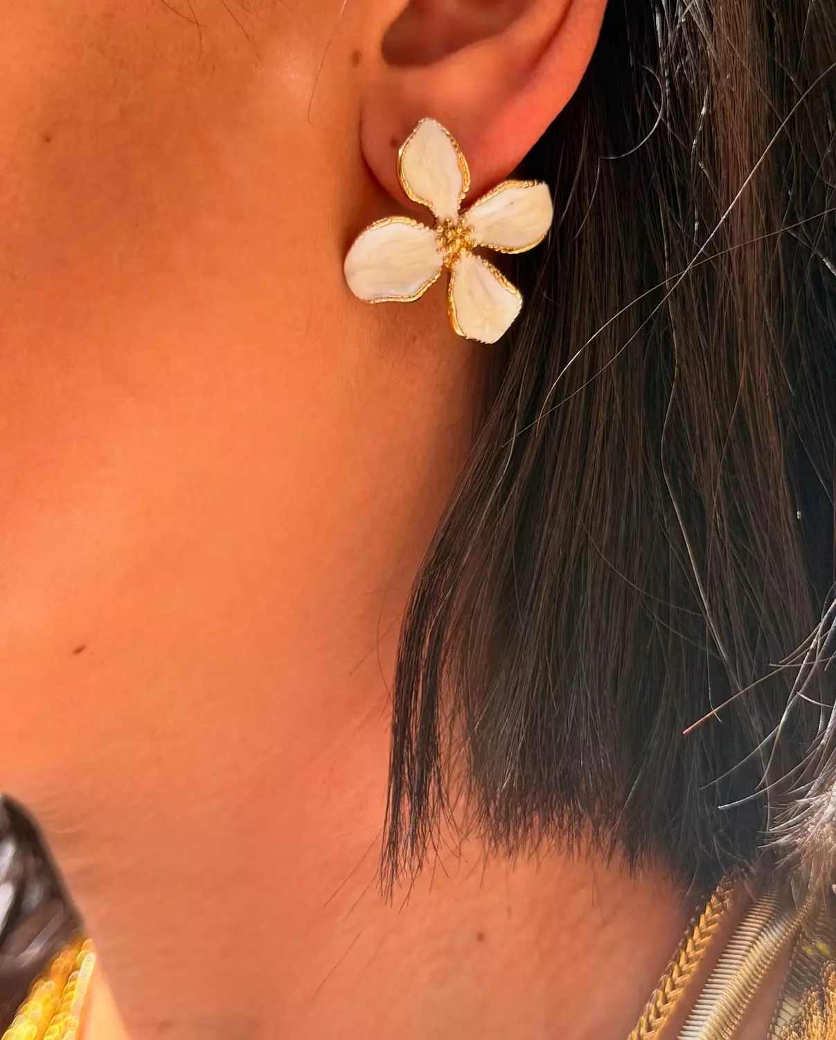 White Flora earrings  image