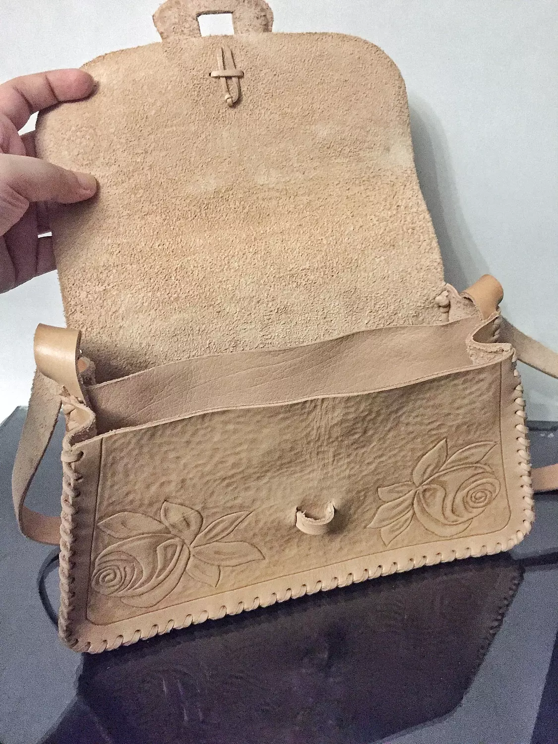 Tooled roses leather shoulder bag with strap closure  3