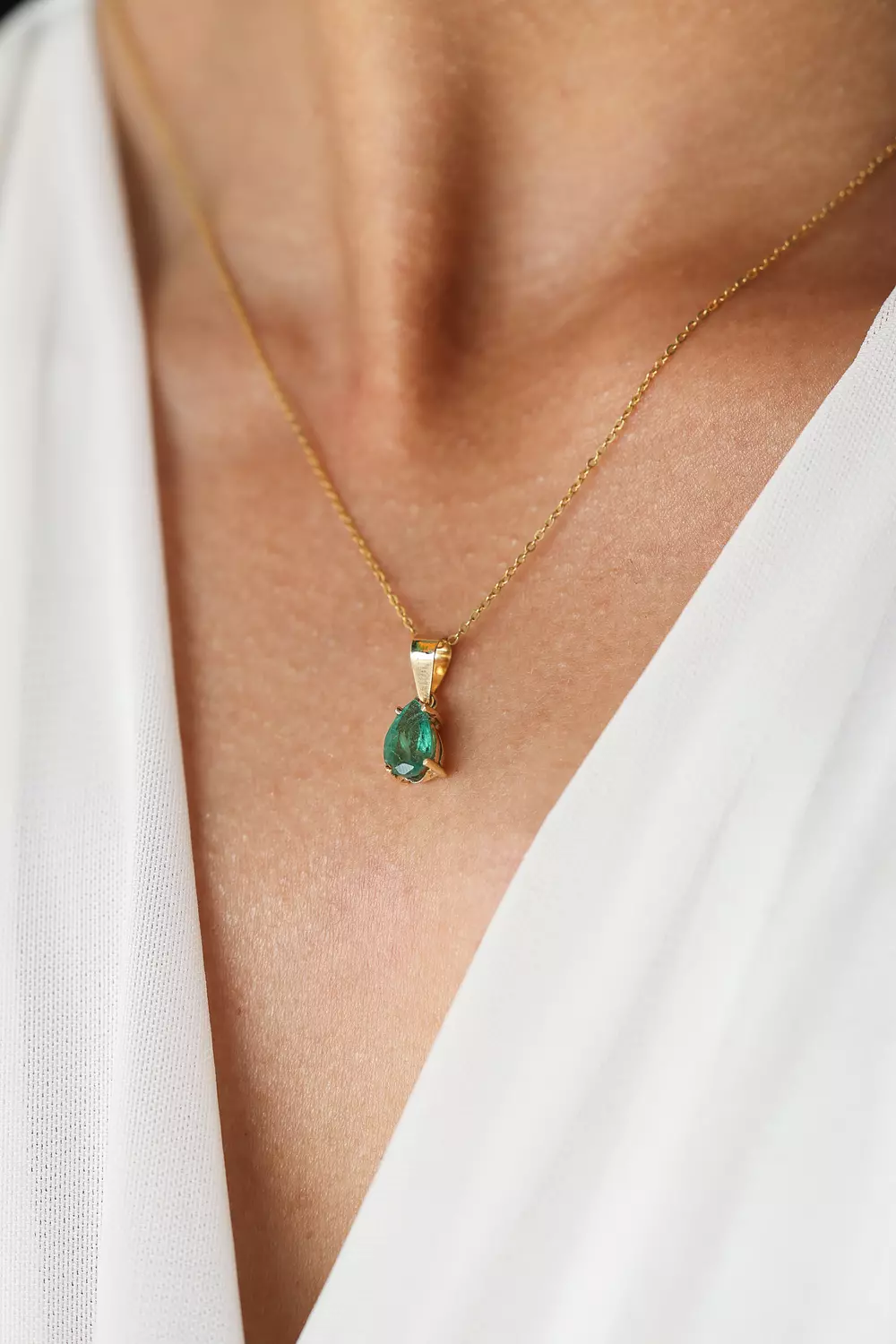 Pear Emerald 18k gold necklace image
