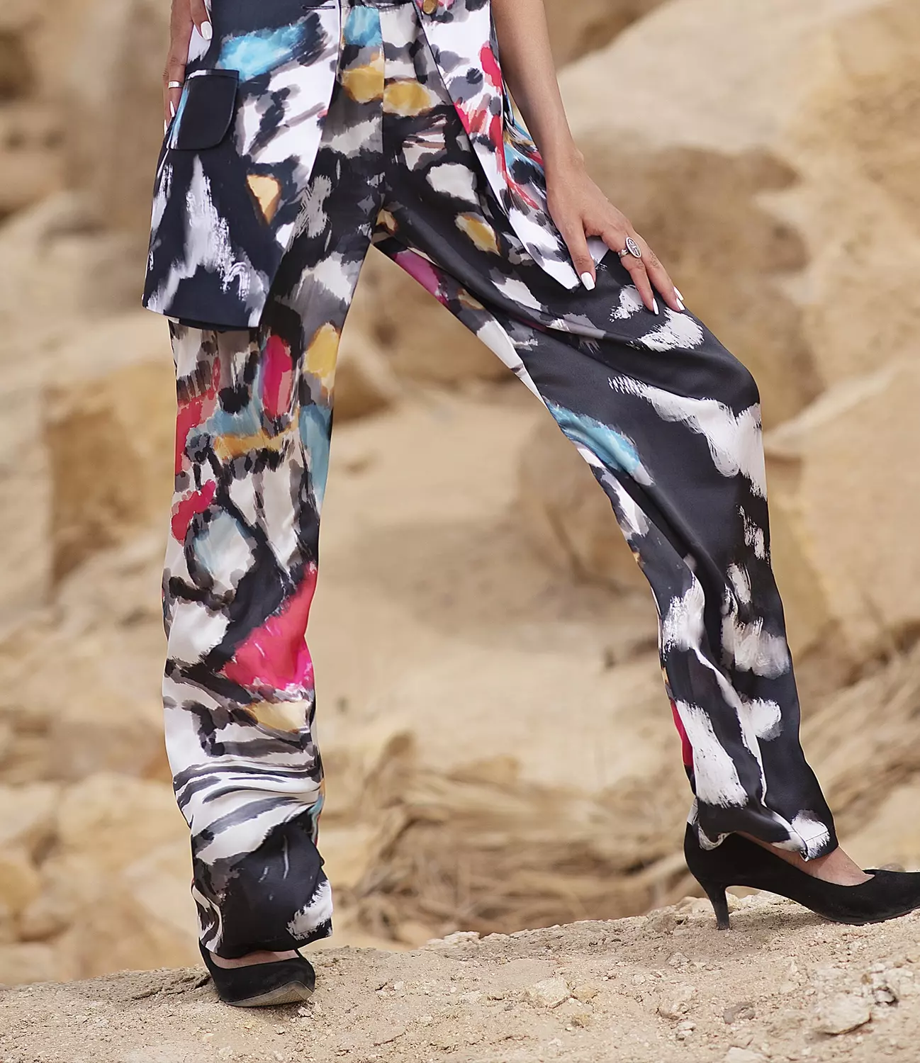 Butterfly print pants image