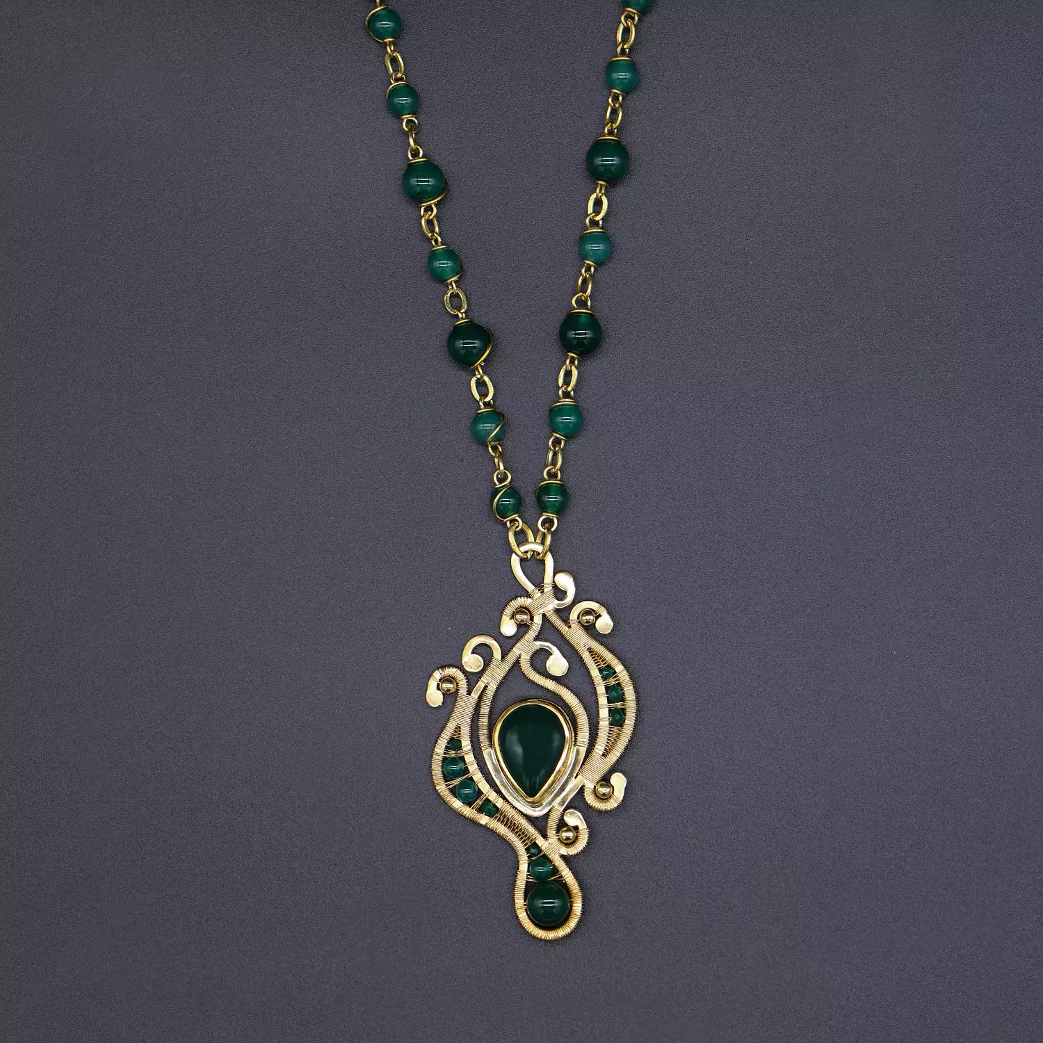 Necklace with green agate gemstones. 1
