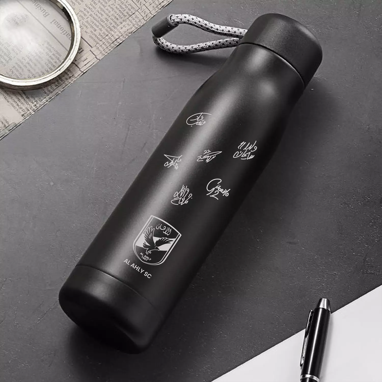 <p style="text-align: start"><span style="color: #cc0514"><strong>زجاجة محفورة بتوقيعات اساطير الأهلي</strong></span></p>