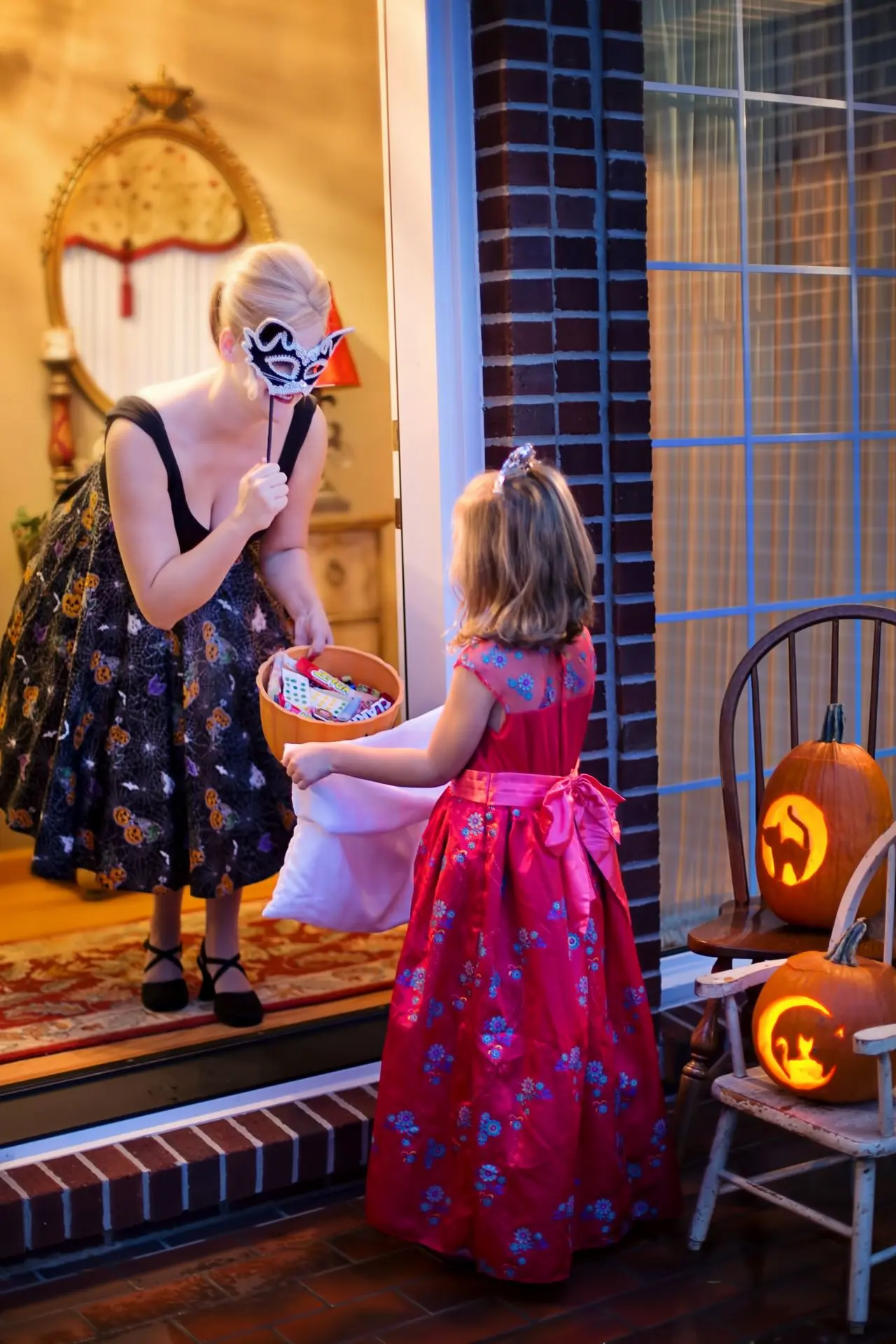<h2><span style="color: #0069ff">HALLOWEEN</span></h2>