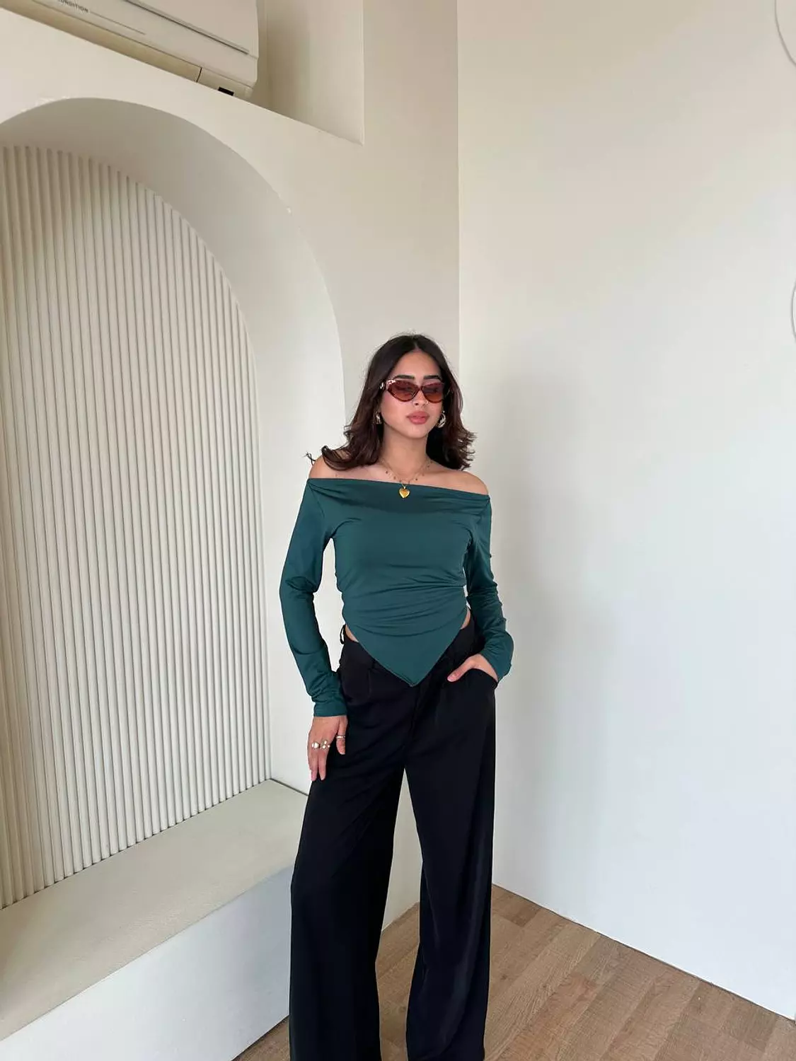 Long-Sleeve Lycra Top with Boat Neck & Pointed V-Hem 4