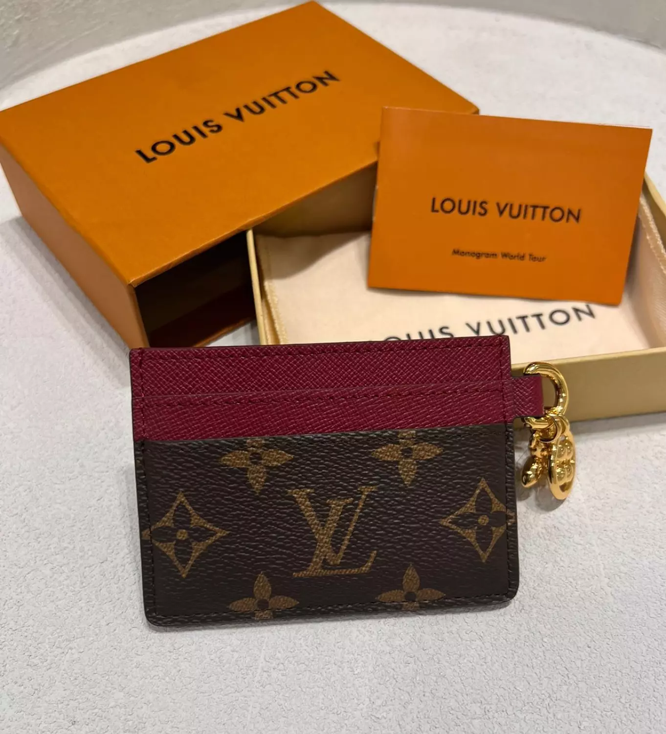 LV  cardholder  image