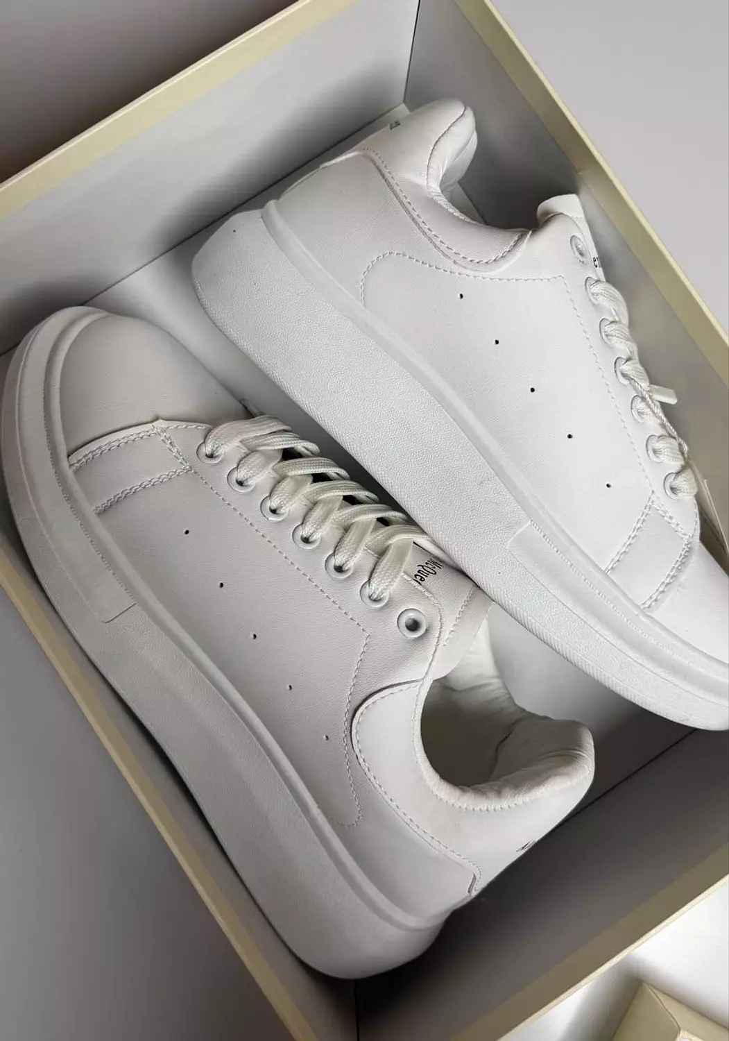 <p style="text-align: center"><strong>Alexander Mcquuen </strong></p>