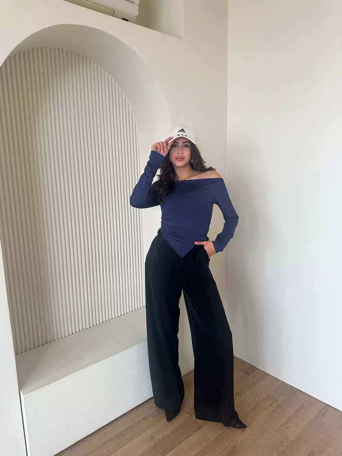 Long-Sleeve Lycra Top with Boat Neck & Pointed V-Hem 7