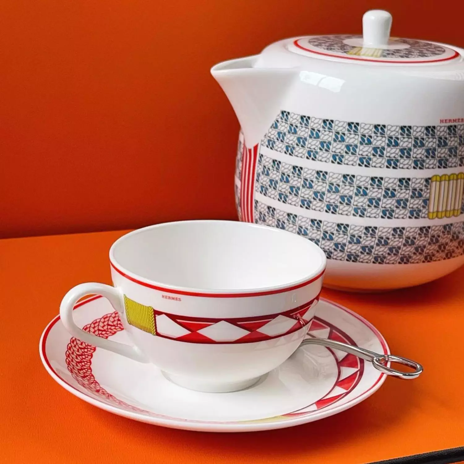 Hermès Tressages Equestres teapot in porcelain. 3