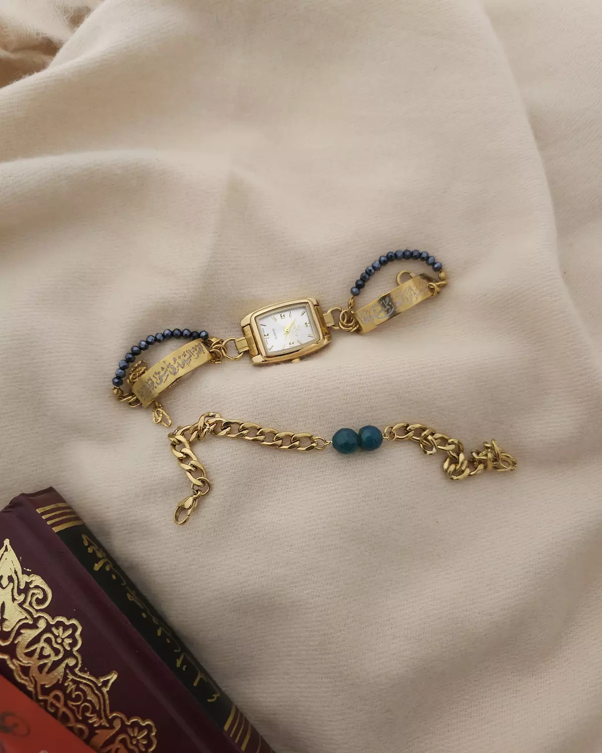 بشوشةٌ لو رنا حزنٌ لمبسمها/ساعة image