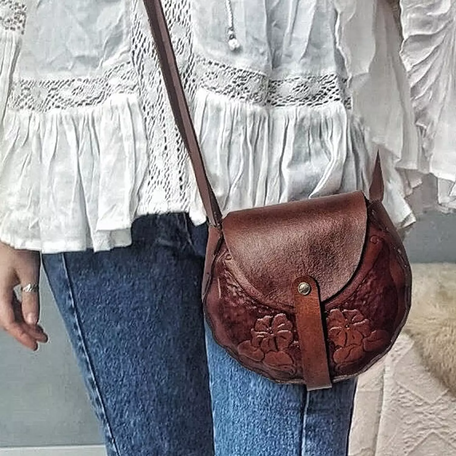 Art Nouveau bloom round leather bag with rotating strap  image