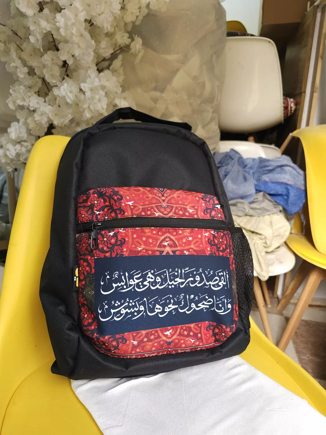 ألقى صدورَ الخيل وهي عوابسٌ/شنطة hover image