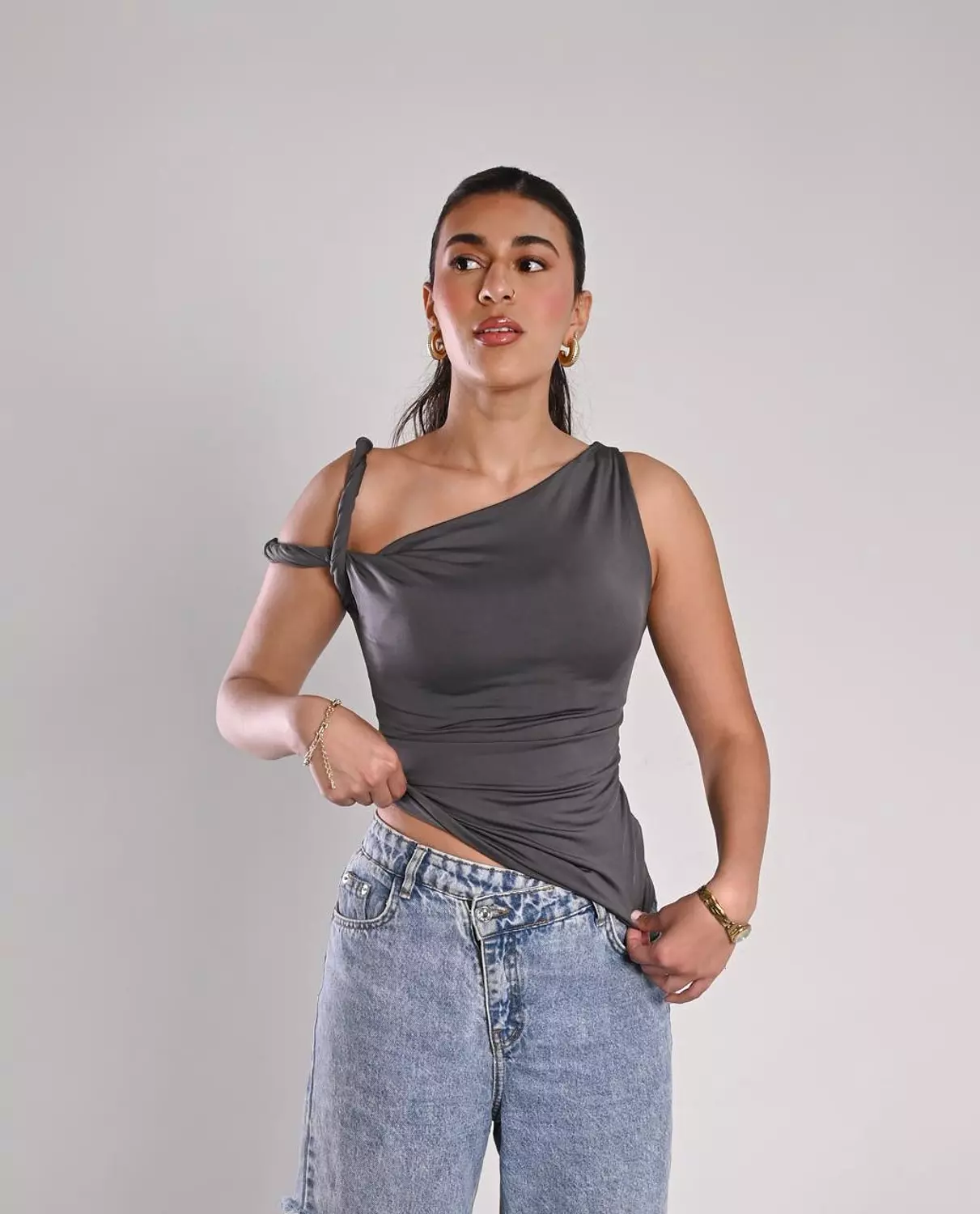 Double twisted top in charcoal image