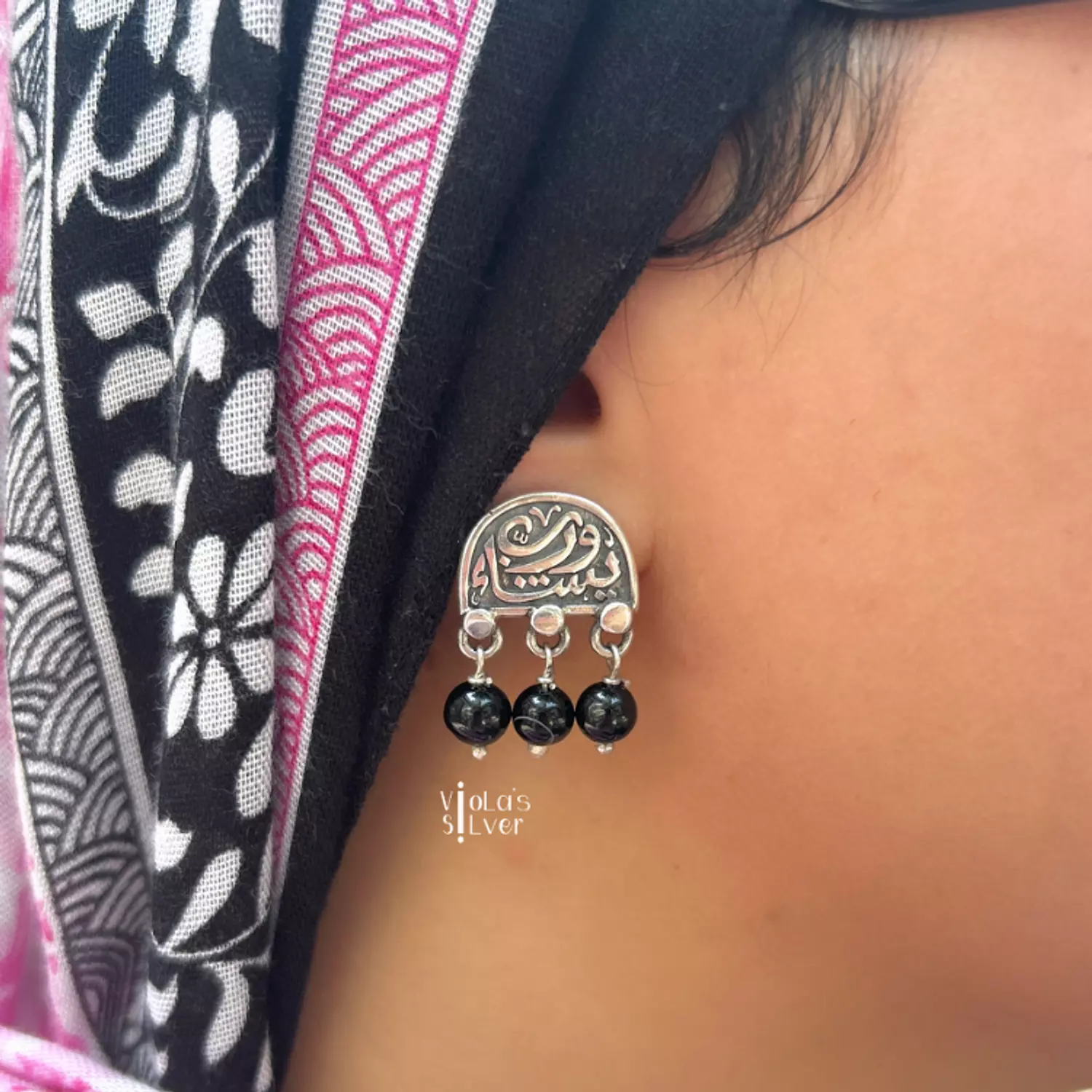 Calligraphy black earring  1