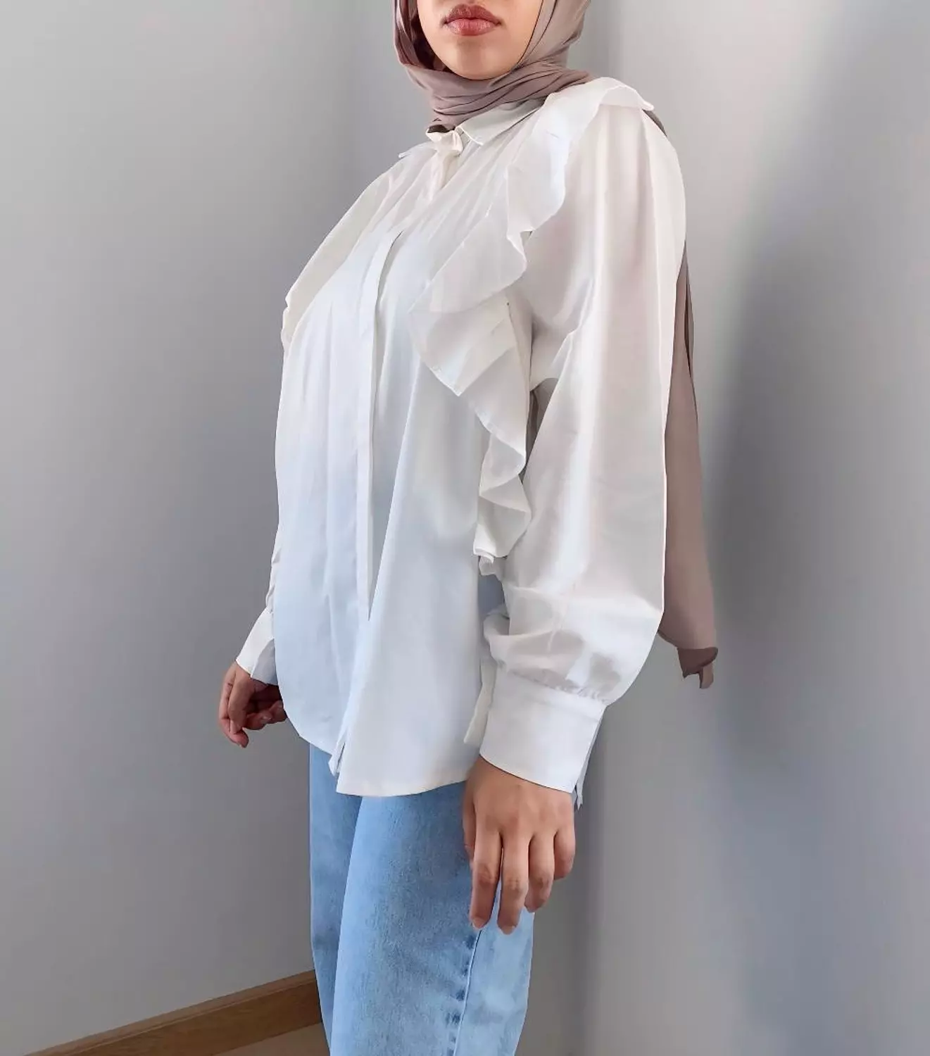 RUFFLES SHIRT IN WHITE 2
