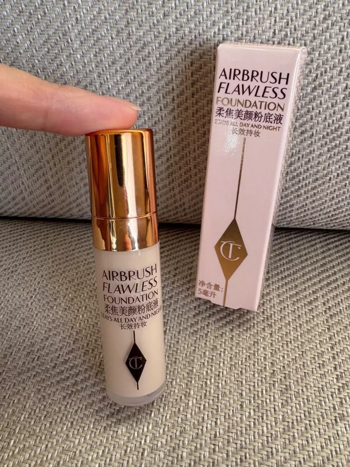 Charlotte Tilbury  Airbrush Flawless Blurring & Matte Full Coverage Foundation 3