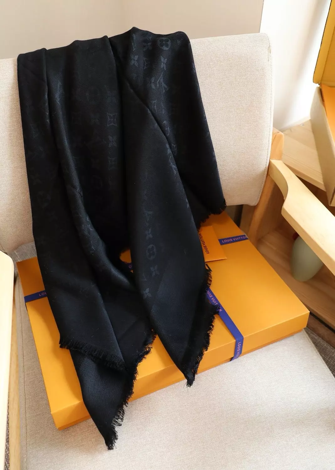 Lv scarf 3
