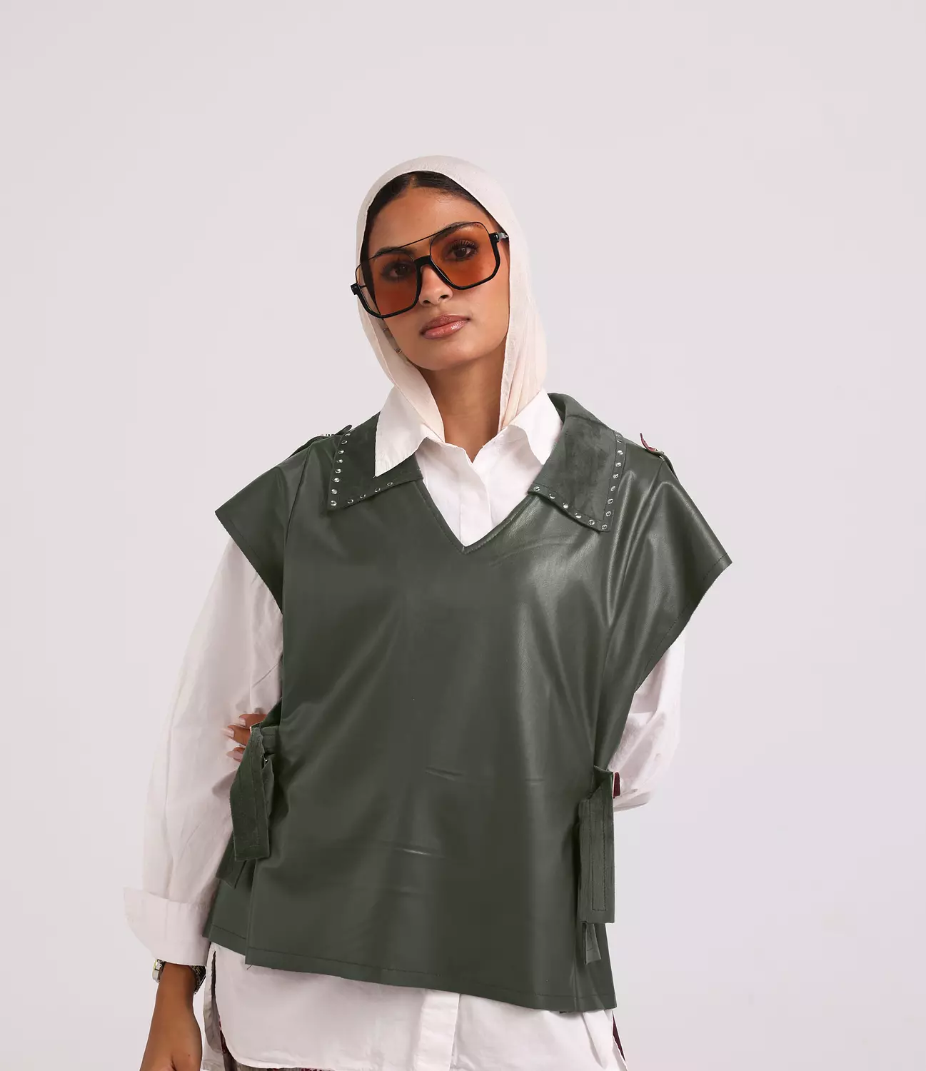 Studed Vellum-Vest "Olive"