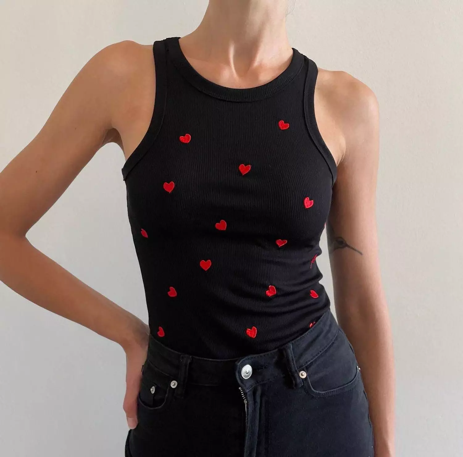 Cropped Ribbed Cotton Tank – Embroidered with Red Hearts 3