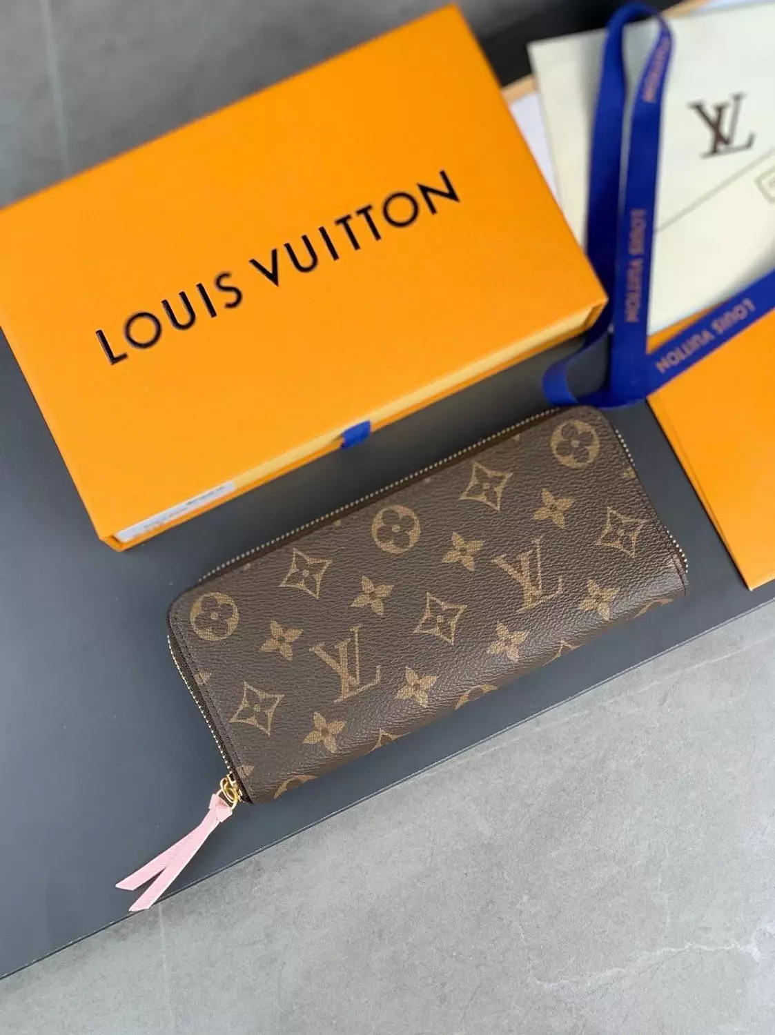 Lv wallet image