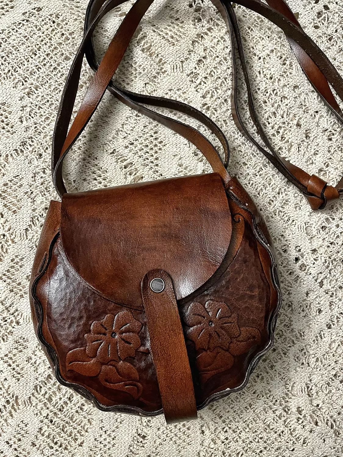 Art Nouveau bloom round leather bag with rotating strap  10