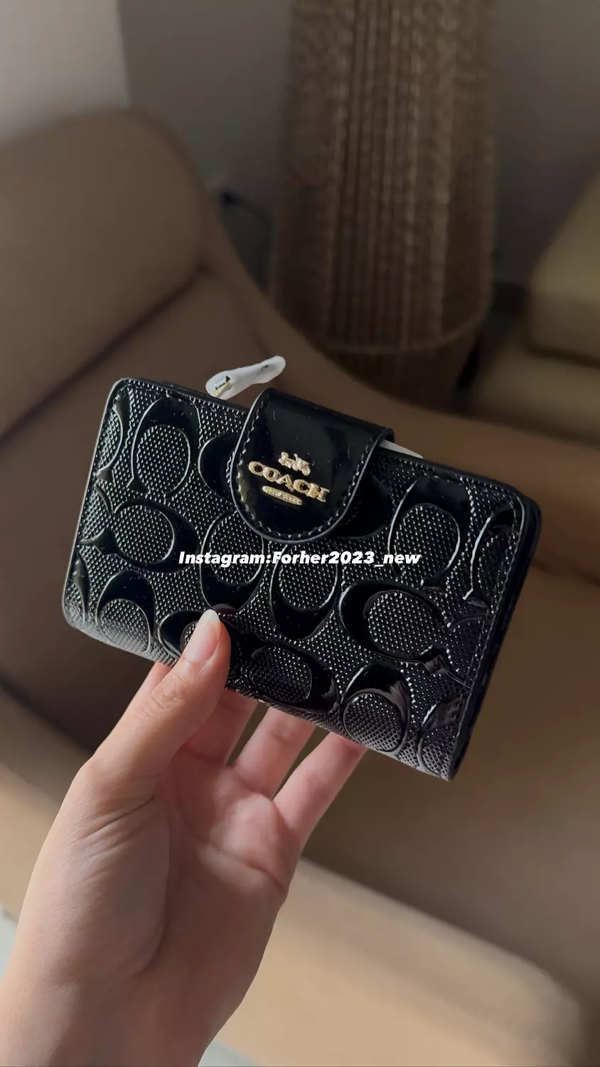 Medium Corner Zip Wallet In Signature glossy black 1