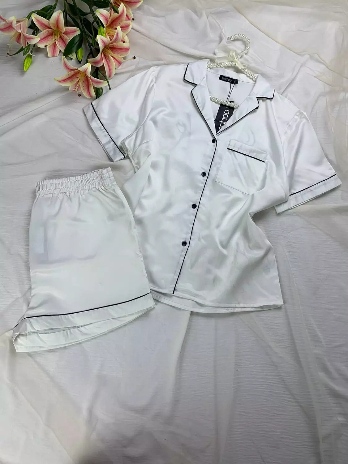 Silky satin hot short pijama set from boohoo image