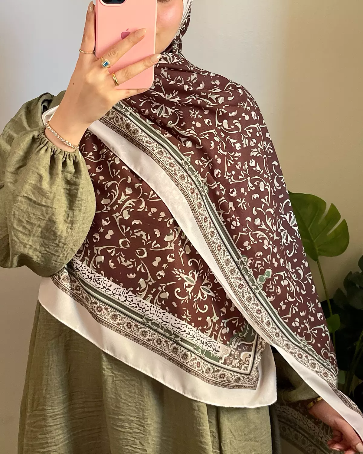 طرحة / حُلْوِ الفُكاهِةِ مُرُّ الجِدِّ قد مُزِجتْ،بشدة البأسِ منه رِقَّةُ الغَزَلِ  2