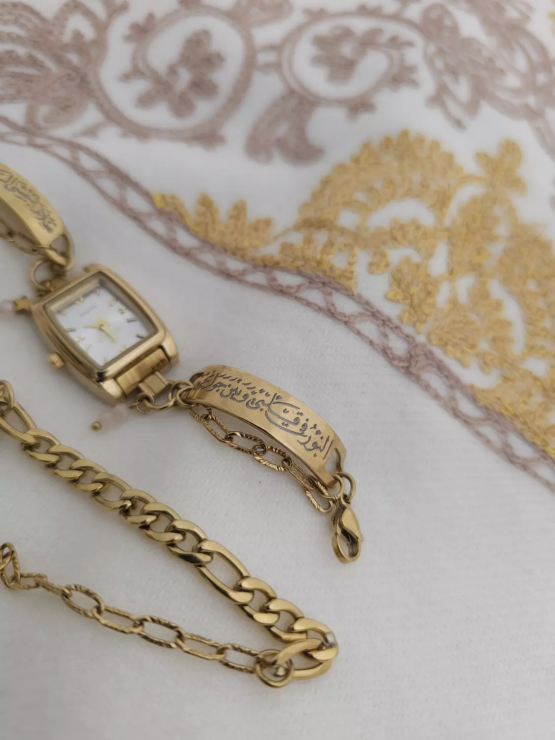 النور في قلبي وبين جوانحي/ساعة hover image