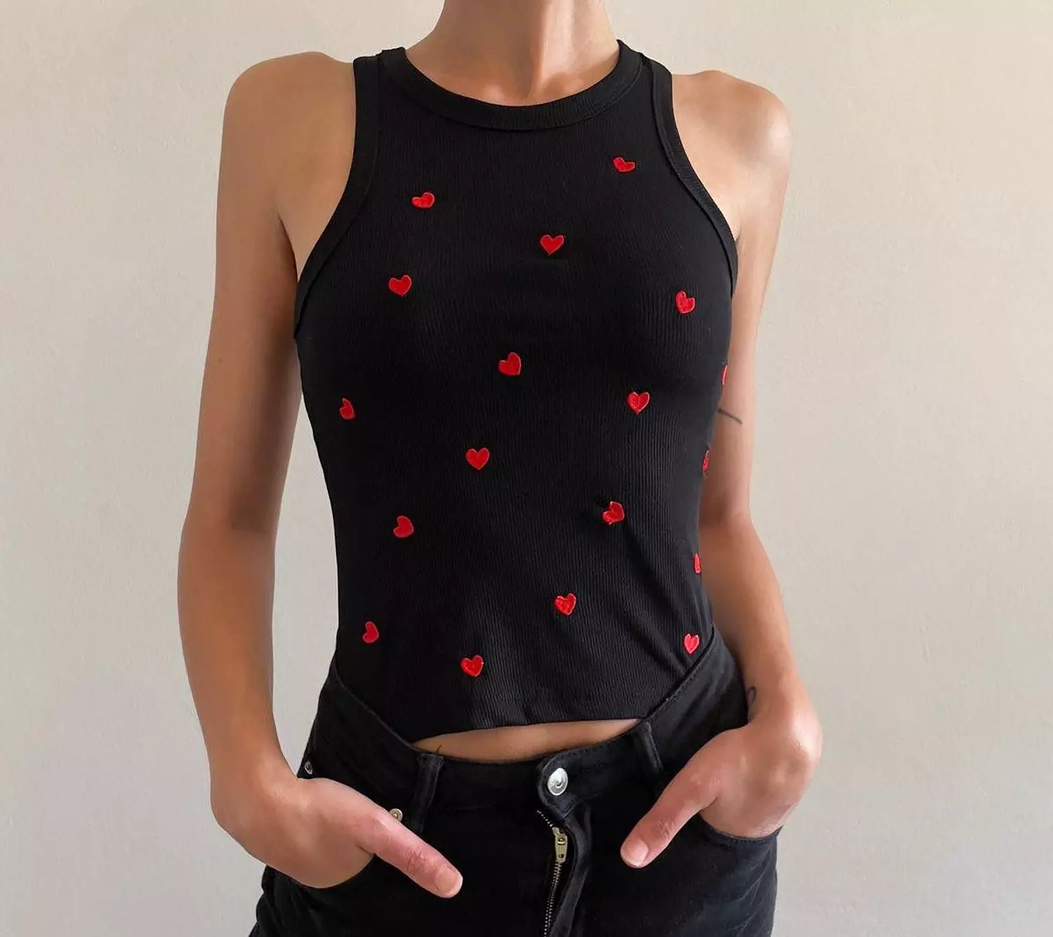 Cropped Ribbed Cotton Tank – Embroidered with Red Hearts 5