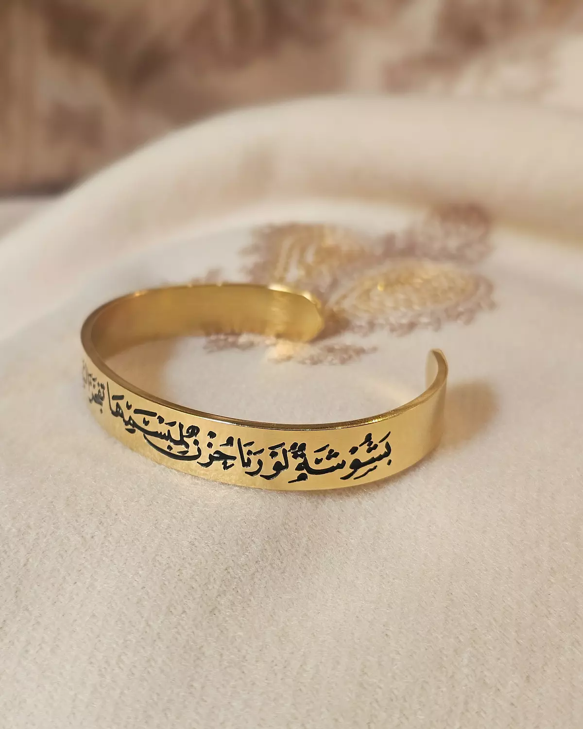 بشوشةٌ لو رنا حزنٌ لِمبسمِها .. ‏تفجّرَ السعدُ في شتى نواحيهِ/إسورة hover image
