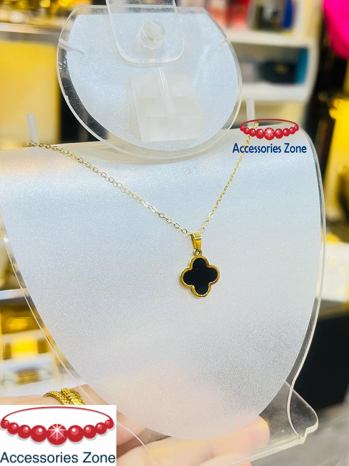 Black V*n Cl**f necklace  image