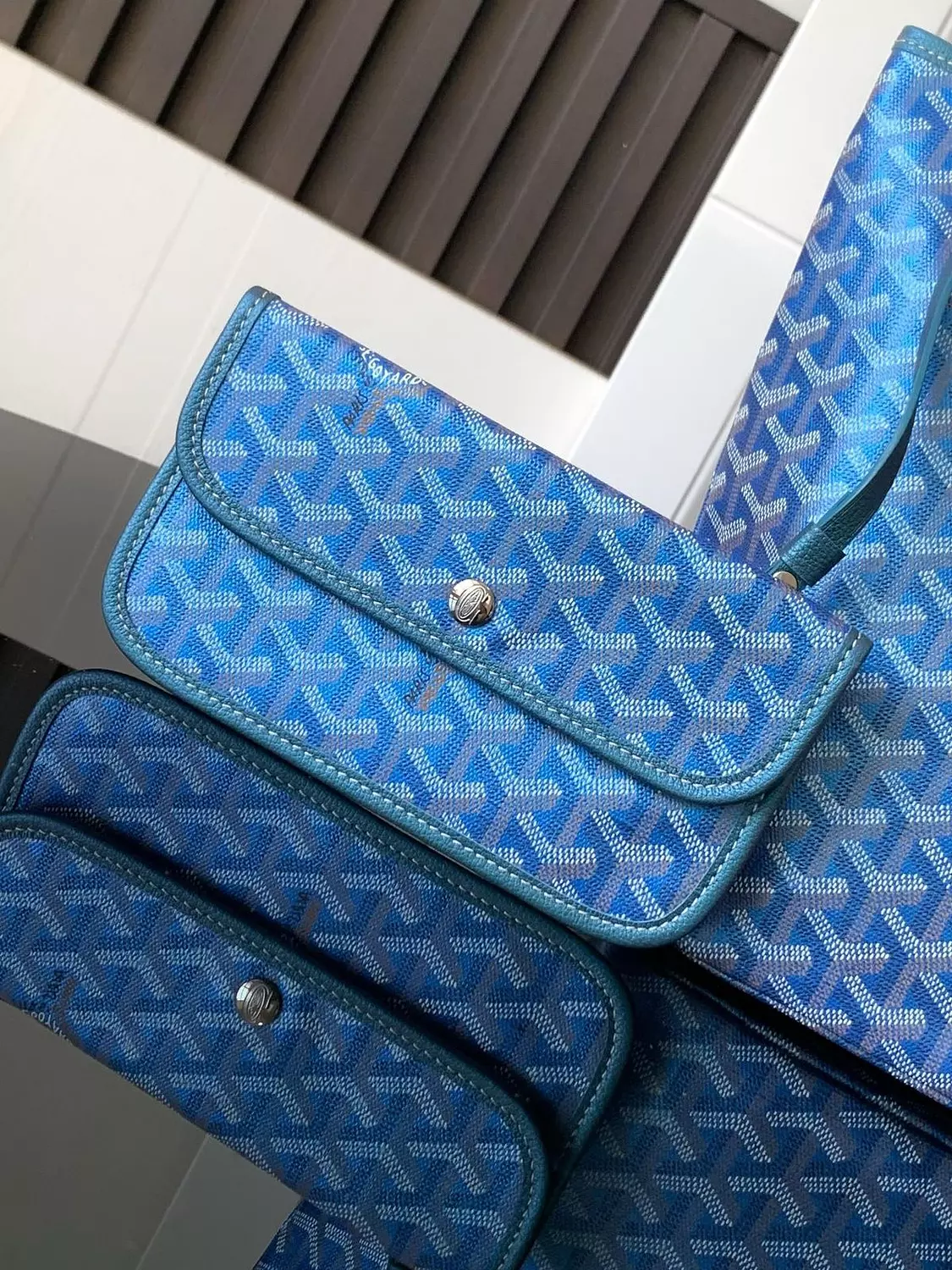 Go yard This limited-edition handbag is crafted from unique pearlescent GOYARDINE canvas,Pearl blue 6
