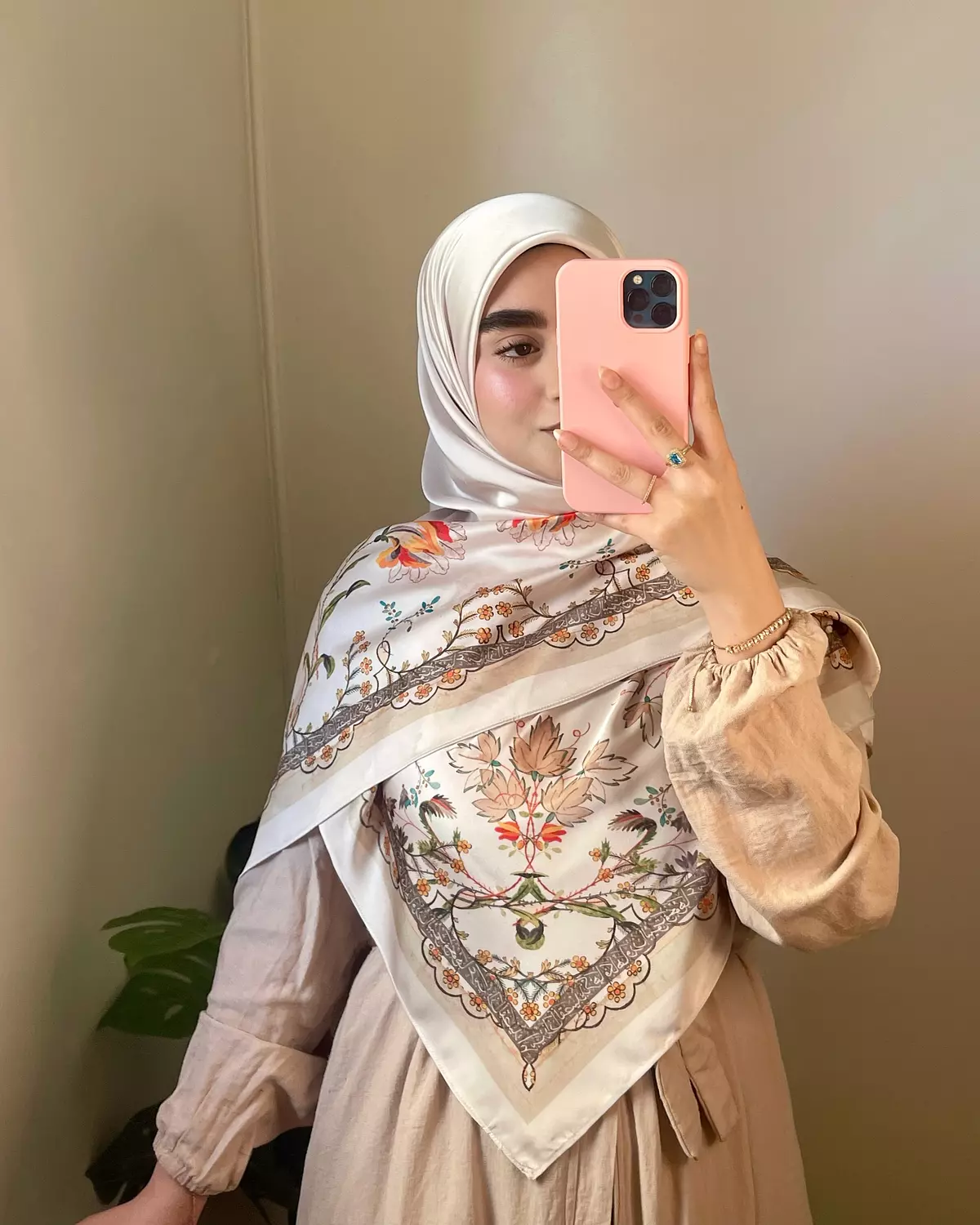 عربيةٌ زانَ القصيدُ بِذِكْرها فكأنها وزنُ البيوتِ ونَحْوُها/ سكارف hover image