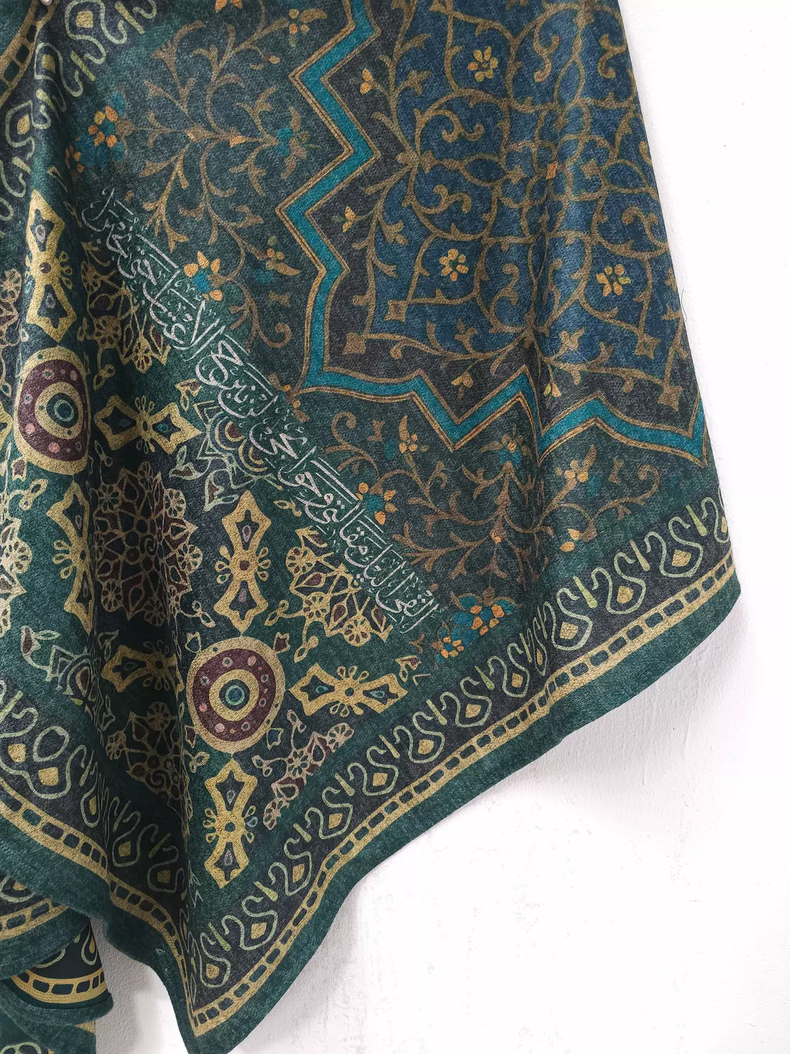 أُلقِي إليكَ مَقَالتِي وحوائِجِي/صوف hover image