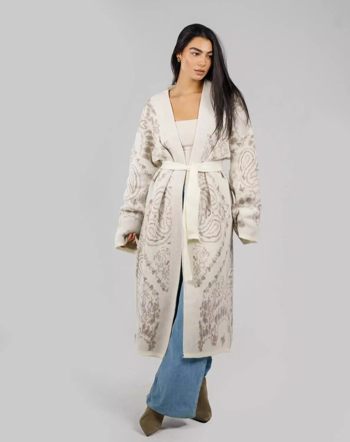 cardi 3ageena white cafe image