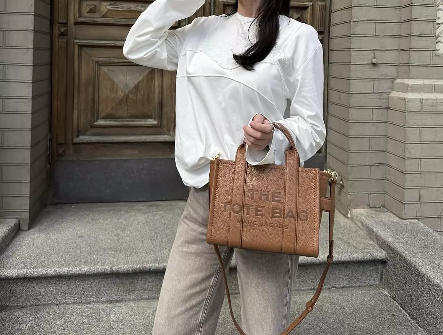 THE LEATHER SMALL TOTE BAG hover image