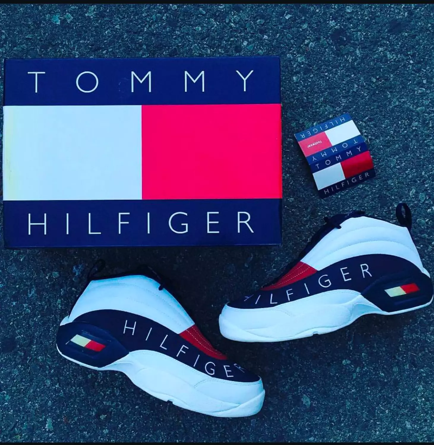 <p style="text-align: center"><br><strong>Tommy Hilfiger</strong></p>