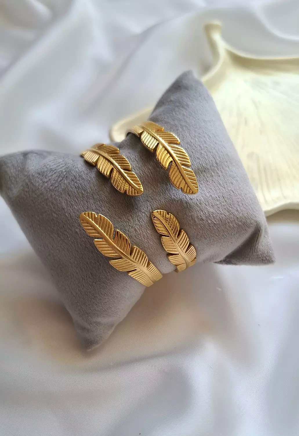 Golden leaves bangle  image