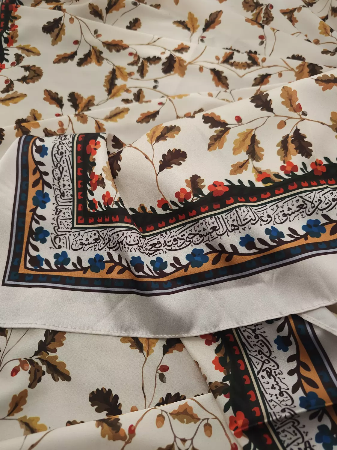 وَعَذَلتُ أَهلَ العِشقِ حَتّى ذُقتُهُ/سكارف image