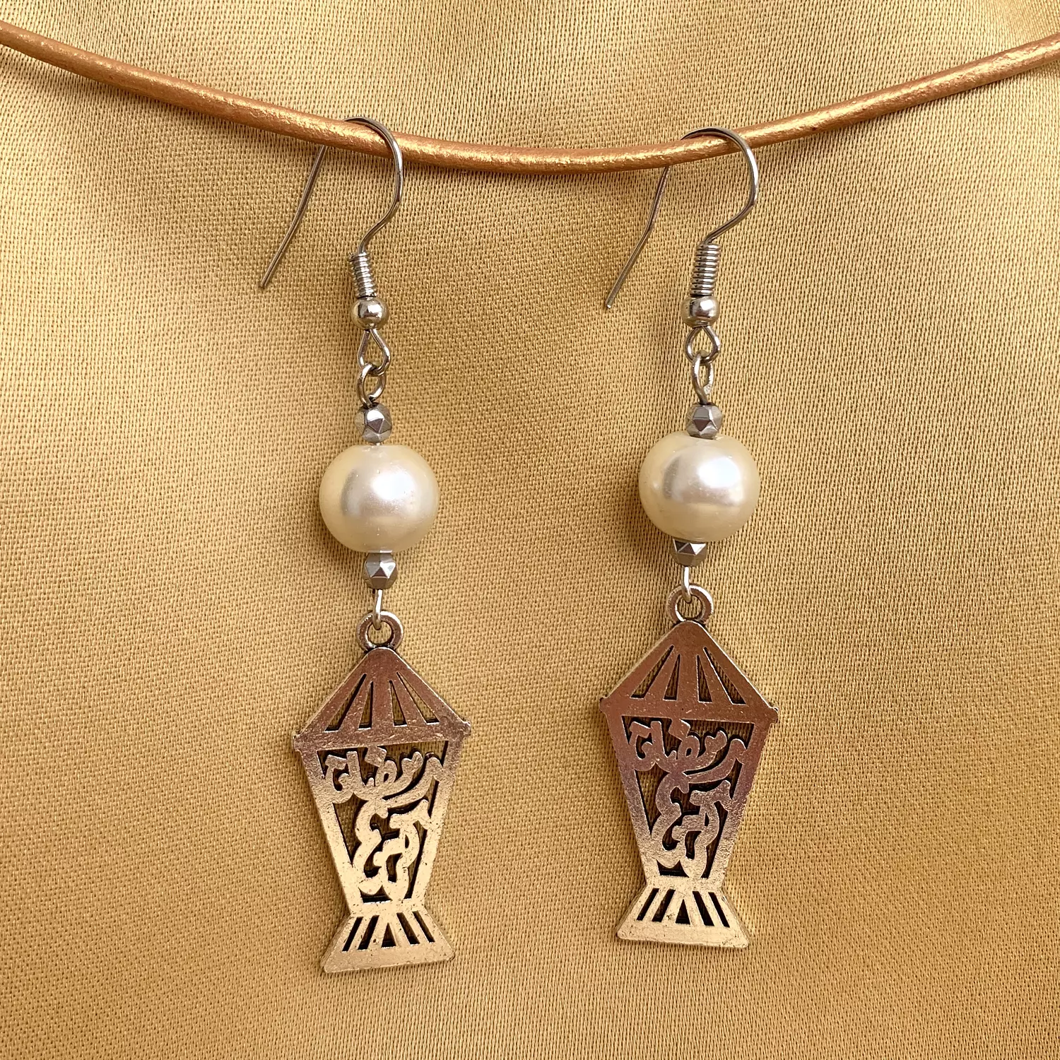 Pearly Fanoos Earrings image