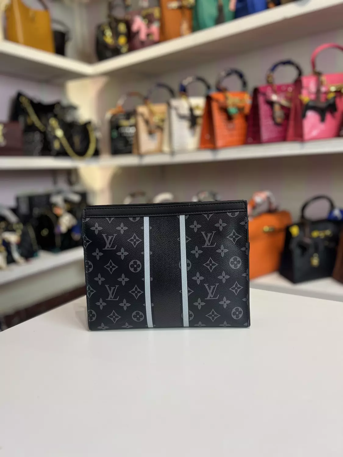 Lv clutch image