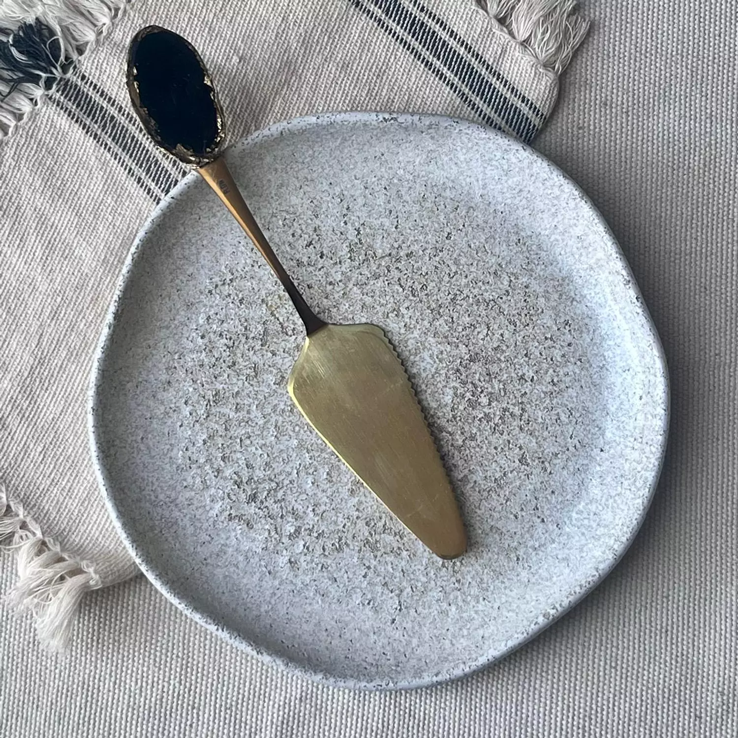 Gold 2 in 1 Cake Knife/Shovel hover image