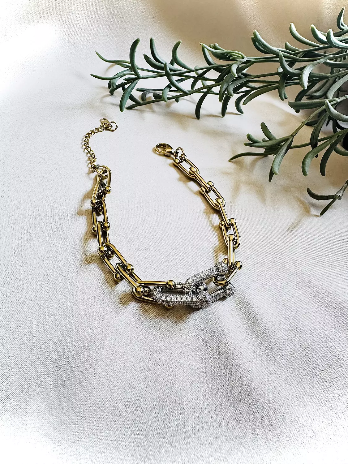 U-shape zircon bracelet  image