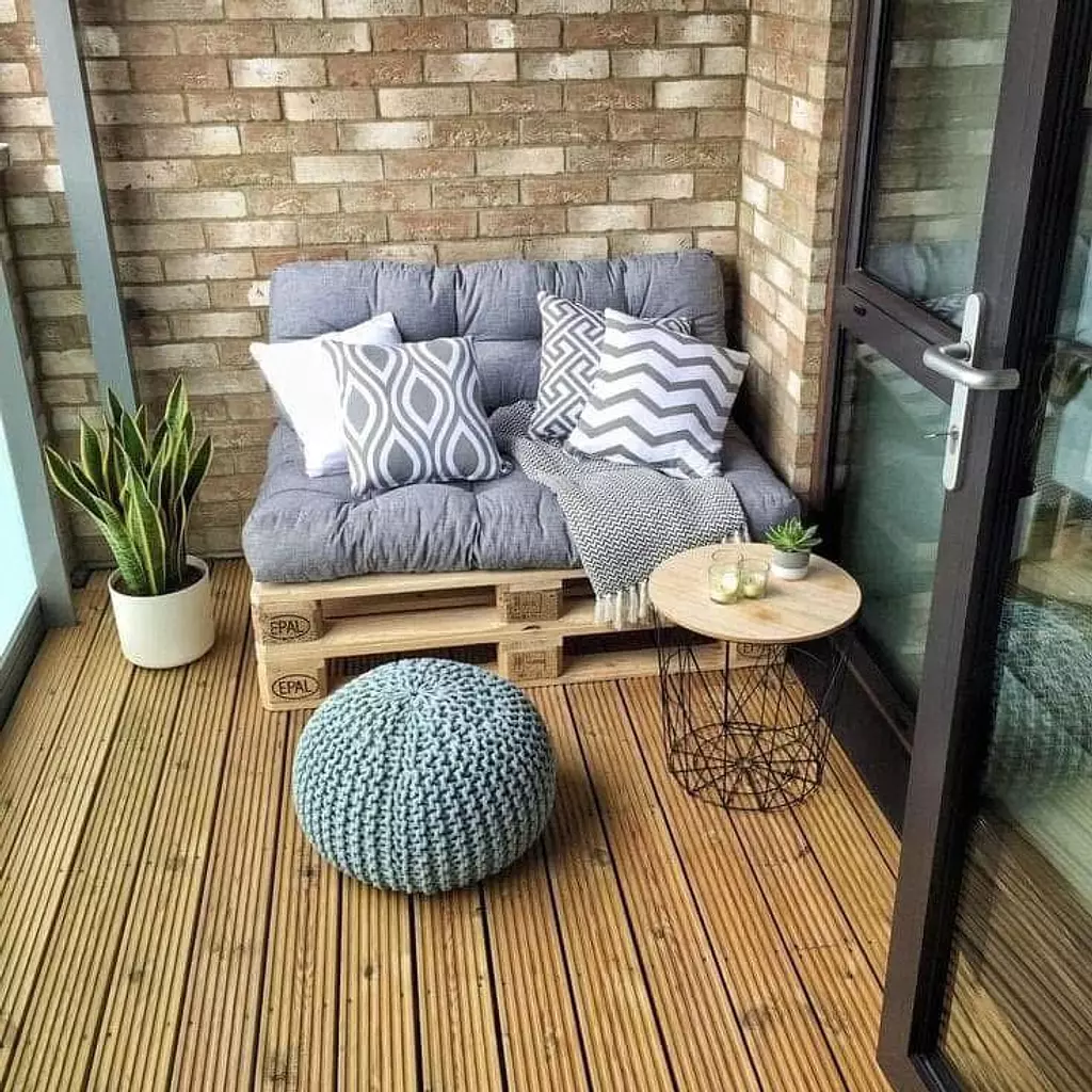 <h2 style="text-align: center"><strong>Pallet&nbsp;sofa</strong></h2>