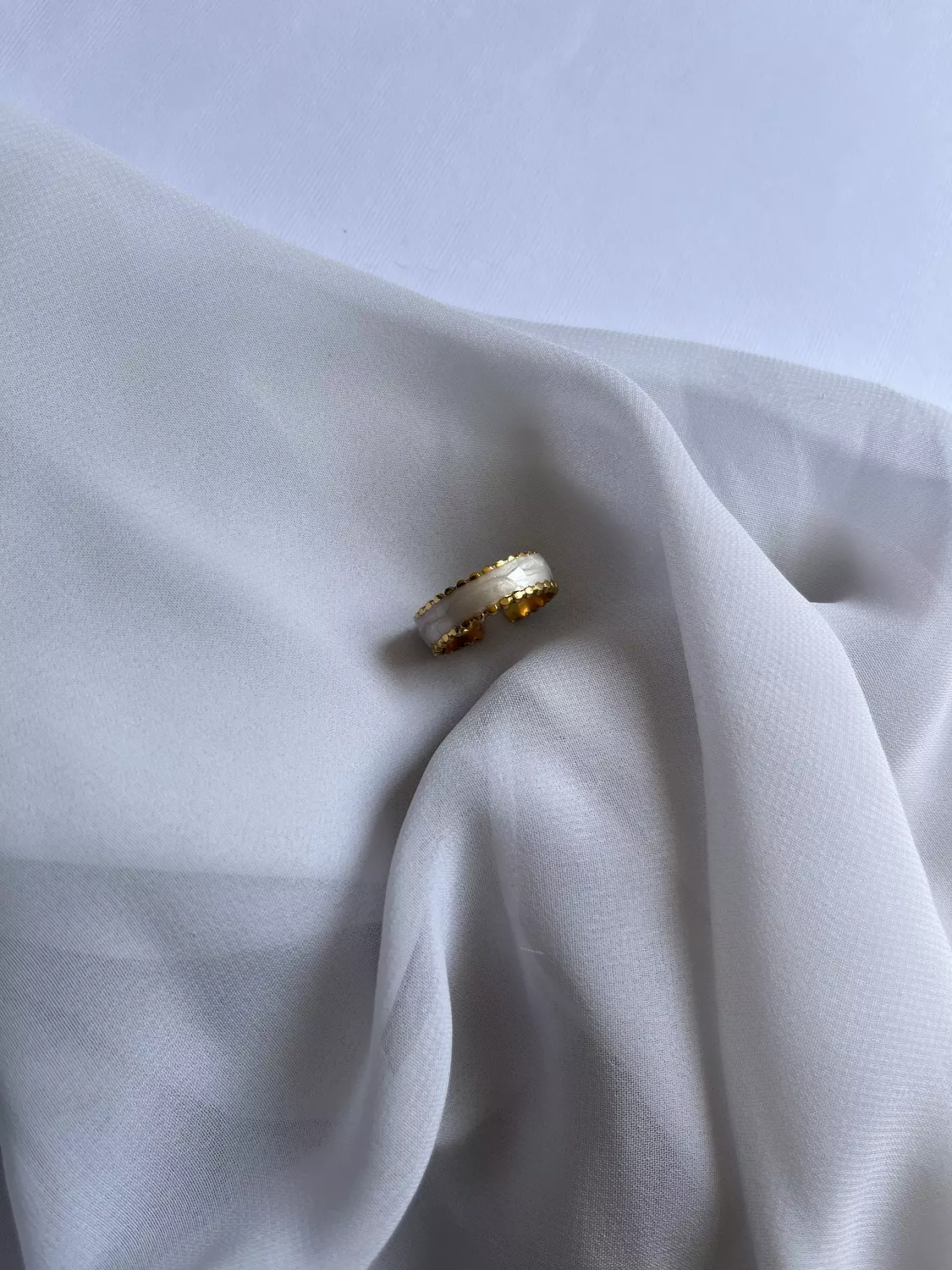 Pearly band image