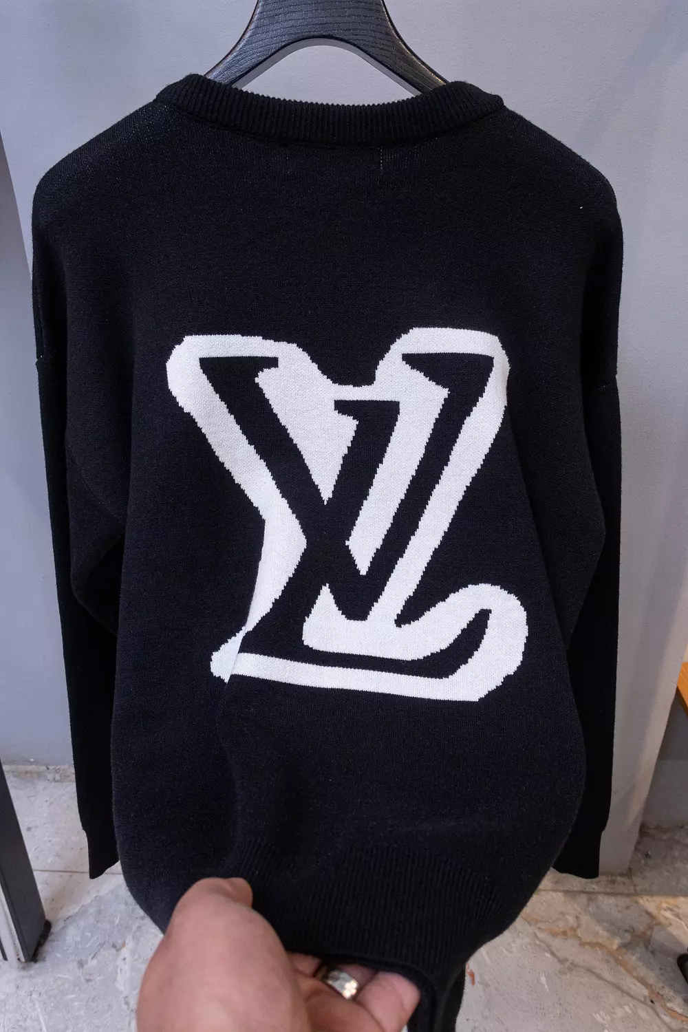 LOUIS VUITTON PULLOVER \ 1686 hover image